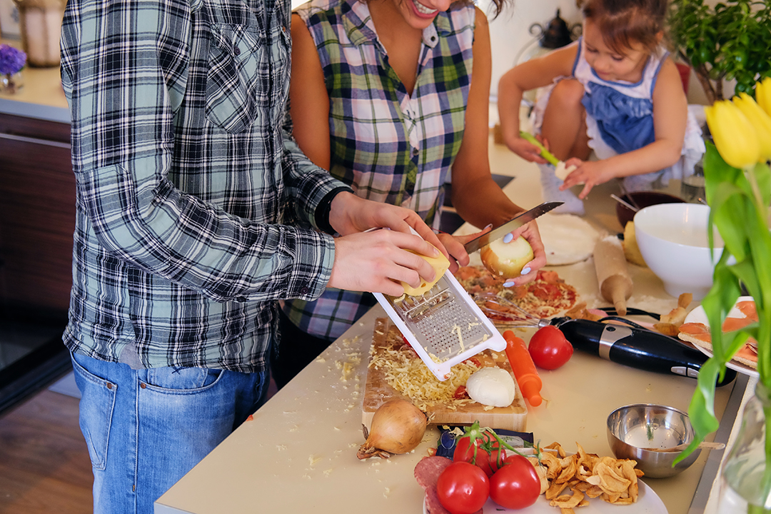Familia cocinando y compartiendo juntos.