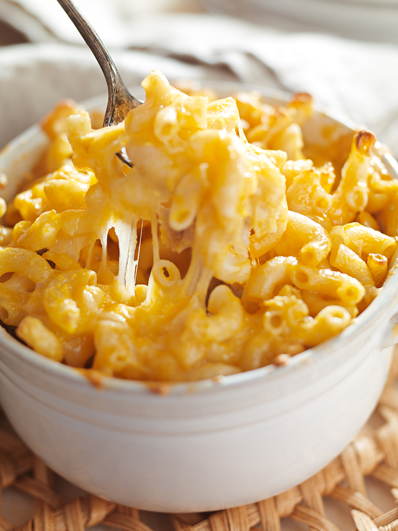 Macarrones con queso con un tenedor en un bowl pequeño.
